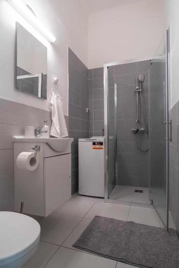 Ferienwohnung Very Central 1-Br Apt With Patio Budapest Exterior foto